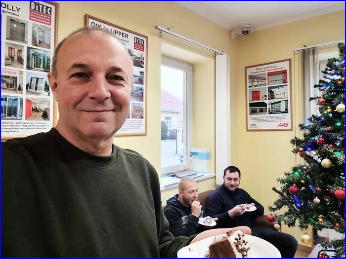 Tamás kollégánkat születésnapja alkalmából köszöntöttük