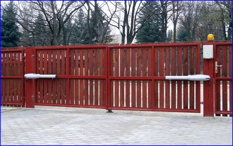 LUXO kapunyitó Lakihegyen a Komp utcai lakóparkben
