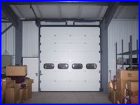Store-Station Kft - Hőszigetelt, szekcionált ipari kapu, DITEC ipari motorral